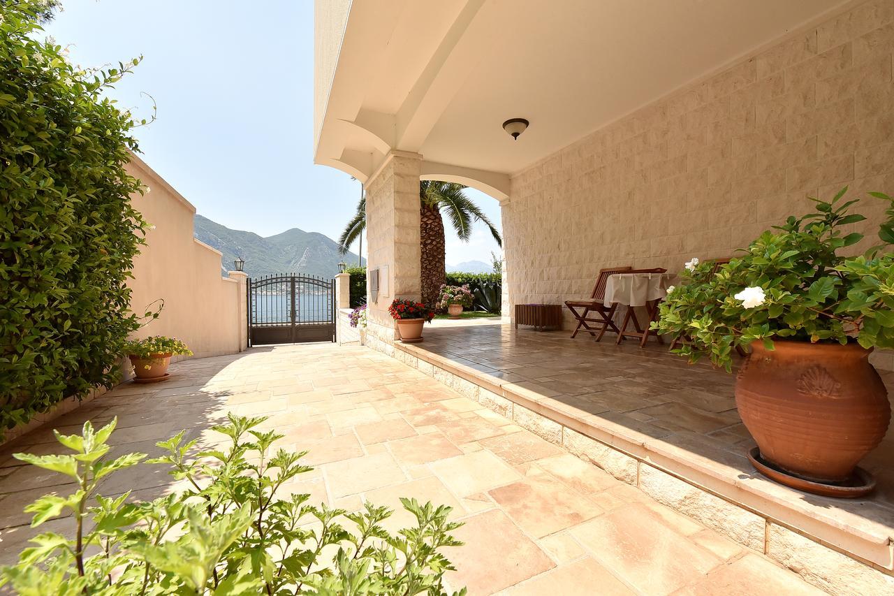 Maniva Penthouse By The Sea Apartment Kotor Exterior photo