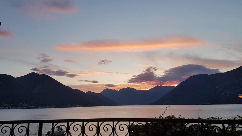 Maniva Penthouse By The Sea Apartment Kotor Exterior photo